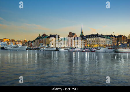 Nuit à Stockholm skyline avec ferry et bateau dans la ville de Stockholm, Suède. Banque D'Images