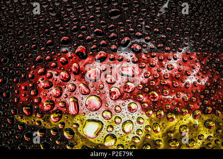 Close-up d'une goutte d'eau sur un fond de drapeau national de l'Allemagne sur un fond isolé Banque D'Images