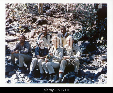 . En 1976 S. Dillon Ripley (1913-2001), ornithologue et huitième Smithsonian Secrétaire a fait un voyage en Inde afin de mener des recherches avec Salim Ali pour leur Guide des oiseaux de l'Inde et le Pakistan. De gauche à droite en première rangée : une personne non identifiée, Salim Ali (1896-1987), Ripley's épouse Mary Livingston Ripley (d. 1996), et Ripley s'asseoir sur une colline en Inde. De gauche à droite dans la rangée arrière : un homme tenant des jumelles, et M. P.B. Shekar, un spécialiste des collections de temps la Bombay Natural History Society, et un camp régulier membre de M. Ripley's expeditions en Inde. M. Ali est holding Banque D'Images