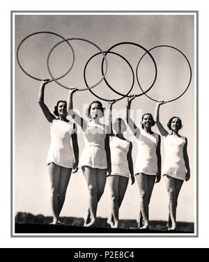 Jeux Olympiques de 1936, Berlin, Allemagne les anneaux olympiques tenus en hauteur par cinq jeunes sportives JEUX OLYMPIQUES D'ÉTÉ de 1936, BERLIN, carte photo montrant des danseuses blondes de gymnaste aryennes avec les anneaux olympiques, stade olympique DE BERLIN 13 AOÛT 1936 Allemagne Banque D'Images