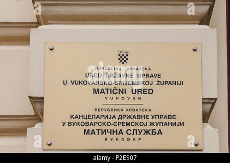 VUKOVAR, Croatie - le 25 février 2018 : un sur la plaque bilingue administration croate tant en langue croate (alphabet latin ou latinica) et en Serbe Banque D'Images