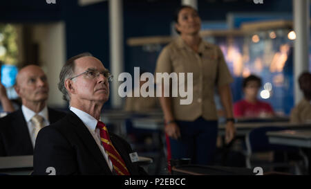 Le colonel Wayne E. Dillingham, US Air Force (Ret.), le coordonnateur du Middle Tennessee Education Centre à Middle Tennessee State University, observe la présentation pendant le Marine Corps l'apprentissage et le leadership Séminaire à la Middle Tennessee State University le 6 septembre 2016. Semaine Marine Nashville est une chance pour la population de la grande région de Nashville pour rencontrer des Marines et en savoir plus sur le corps, et l'histoire, les traditions et la valeur de la nation. (Marine Corps photo par Lance Cpl. Timothy Smithers/ libéré) Banque D'Images