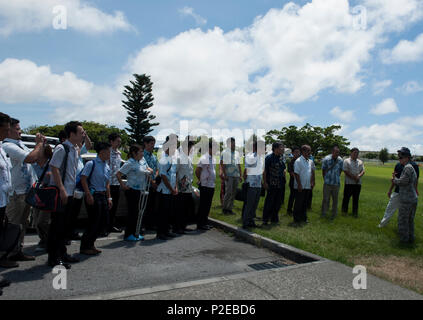 Le lieutenant-colonel Sarah Babbitt, 18e Escadron des Forces de sécurité, le commandant s'adresse à des agents de police locaux, le 2 septembre 2016, à Kadena Air Base, au Japon. Plus de 50 policiers provenant de la communauté locale ont été invités sur la base de Kadena et installations des forces de sécurité. (U.S. Photo de l'Armée de l'air par la Haute Airman Lynette M. Rolen) Banque D'Images