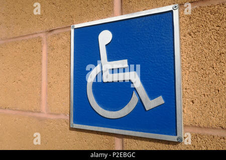 Un handicap à angle signe sur un mur de bloc. Banque D'Images