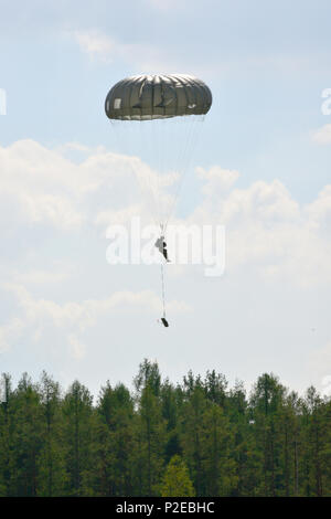 Un parachutiste américain, affecté à la 5e Compagnie de la livraison aérienne Théâtre Quartier-maître, 39e bataillon de transport, 16e Brigade de maintien en puissance, saute de l'un des C-130J Super Hercules dans le bunker zone de chute à l'entraînement de l'Armée du 7e commande Zone d'entraînement Grafenwoehr, Allemagne, 9 septembre 2016. (U.S. Photo de l'armée de l'information visuelle par Gerhard Spécialiste Seuffert) Banque D'Images