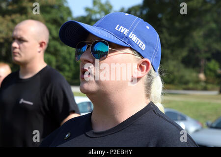 Brandy Singleton, directeur, Ameri Corps of Anderson County, parle à la Marine Corps poolees sous-station du recrutement d'Anderson avant de les affecter une tâche lors de la béatification de bénévolat à l'Équinoxe Park à Anderson, L.C. le samedi. 104 bénévoles sont venus aider à nettoyer le parc et le Vietnam Memorial. Banque D'Images