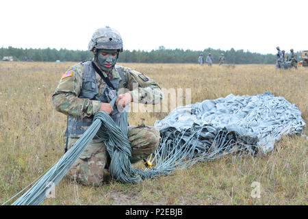 Un parachutiste américain, affecté à la 5e Compagnie de la livraison aérienne Théâtre Quartier-maître, 39e bataillon de transport, 16e Brigade de maintien en puissance, récupère un parachute après opération aéroportée à l'instruction de l'Armée de la 7e commande Zone d'entraînement Grafenwoehr, Allemagne, 9 septembre 2016. (U.S. Photo de l'armée de l'information visuelle par Gerhard Spécialiste Seuffert) Banque D'Images