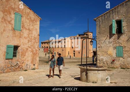 France, Alpes Maritimes, Cannes, Iles de Lérins, l'île Sainte Marguerite Couple passant devant les maisons entourant le Fort royal Banque D'Images