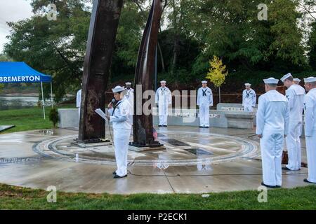 Les marins assistent à une cérémonie commémorative du 11 septembre à Evergreen Park, Bremerton, Washington, honorant les victimes des attentats de 2001. L'USS John C. Stennis (CVN 74), un porte-avions de classe Nimitz, est en maintenance de routine à la suite de déploiements dans les zones de la 3e et de la 7e flotte des États-Unis. La cérémonie met l'accent sur l'observation du mémorial, la participation du personnel naval et la reconnaissance du service et des sacrifices pendant que le transporteur maintient sa disponibilité opérationnelle et sa capacité opérationnelle à l'appui des missions de la flotte. Banque D'Images
