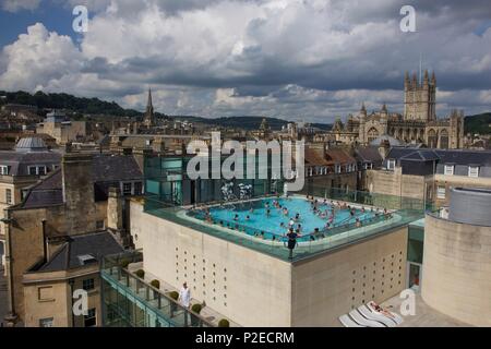 Royaume-uni, comté de Somerset, baignoire, piscine en plein air sur la terrasse de l'établissement Thermae Bath Spa, au milieu des toits de la ville et le clocher de l'abbaye Saint-Pierre Banque D'Images