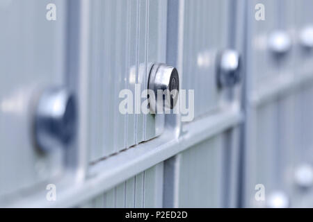 Real apartment boîtes aux lettres dans le métal à l'entrée de bâtiment résidentiel moderne. Close up of lock à partir de boîtes de courrier postal métallique bloc. Fa et moderne Banque D'Images