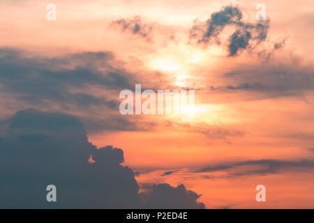 Vue d'oiseau sur cityscape avec coucher du soleil et nuages dans la soirée.Copy space.Bangkok.ton pastel. Banque D'Images