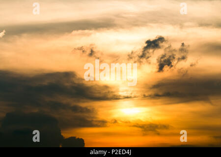 Vue d'oiseau sur cityscape avec coucher du soleil et nuages dans la soirée.Copy space.Bangkok.ton pastel. Banque D'Images