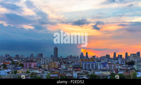 Vue d'oiseau sur cityscape avec coucher du soleil et nuages dans la soirée.Panorama copie espace.Bangkok.ton pastel. Banque D'Images