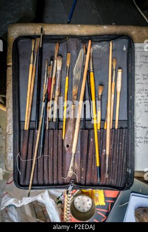 Belgique, Bruxelles, Van Der Kelen une école de peinture, les élèves prennent des cours en lettres ; cette école est la seule au monde à enseigner depuis 1882 les techniques traditionnelles de la peinture décorative. Les cours pratiques sont complétées par des notions de l'histoire de l'art ainsi que des cours de lettrage. Au bout de six mois, l'étudiant sera en mesure d'imiter plus de trente variétés de bois, et trente de billes Banque D'Images