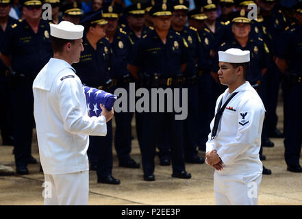 160912-N-GI544-106 HONOLULU (sept. 12, 2016) Les membres de la Joint Base Harbor-Hickam Pearl Récompenses et Garde de cérémonie participent à la commémoration du 15e anniversaire du 11 septembre au Parc de Tamarin à Honolulu. Les marins se sont joints aux représentants de la police d'Honolulu, le feu et l'EMS les ministères pour rendre hommage aux quelque 3 000 personnes tuées au cours des attaques. (U.S. Photo par marine Spécialiste de la communication de masse 2e classe Laurie Dexter/libérés) Banque D'Images