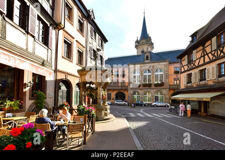 La France, Bas Rhin, Obernai, Rue Chanoine Gyss, bien avec les six seaux, la chapelle et la tour de la mairie Banque D'Images