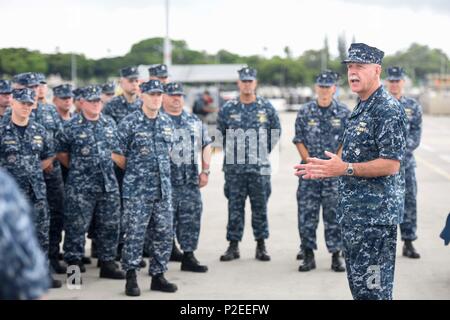 160912-N-FK070-050 PEARL HARBOR (sept. 12, 2016). Scott Swift, commandant de la flotte américaine du Pacifique, s'engage avec les marins affectés à la Virginia-classe sous-marin d'attaque rapide USS Texas (SSN 775) après avoir présenté le trophée pour l'Arleigh Burke étant le plus amélioré en bateau dans la Flotte du Pacifique en 2015. Le trophée est décerné à un navire qui représente le mieux la flotte et est remis chaque année à l'amélioration de la plupart des navires ou d'escadrons de l'aviation dans les deux flottes de l'Atlantique et du Pacifique. (U.S. Photo par marine Spécialiste de la communication de masse 2e classe Brian M. Wilbur/libérés) Banque D'Images