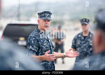 PEARL HARBOR (sept. 12, 2016). Scott Swift, commandant de la flotte américaine du Pacifique, s'engage avec les marins affectés à la Virginia-classe sous-marin d'attaque rapide USS Texas (SSN 775) après avoir présenté le trophée pour l'Arleigh Burke étant le plus amélioré en bateau dans la Flotte du Pacifique en 2015. Le trophée est décerné à un navire qui représente le mieux la flotte et est remis chaque année à l'amélioration de la plupart des navires ou d'escadrons de l'aviation dans les deux flottes de l'Atlantique et du Pacifique. (U.S. Photo par marine Spécialiste de la communication de masse 2e classe Brian M. Wilbur/libérés) Banque D'Images