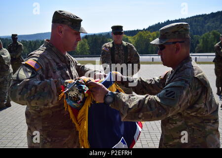 Le colonel Phil Brooks (à gauche), le commandant pour la 1st Armored Brigade Combat Team, 3e Division d'infanterie, et le Sgt Commande. Le major James Wafe (droite) de la brigade de l'enrôle senior advisor, le cas des couleurs de la brigade au cours d'une cérémonie à Hohenfels Domaine de formation, l'Allemagne le 15 septembre. La cérémonie marque la fin de la brigade est temps que la force régionale alloués pour les États-Unis en Europe. (U.S. Photo de l'armée par la CPS. Ryan Tatum) Banque D'Images