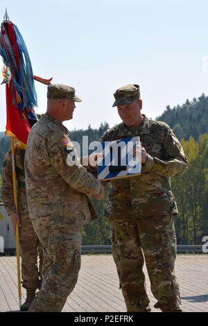 Le colonel Phil Brooks, le commandant pour la 1st Armored Brigade Combat Team, 3e Division d'infanterie, présente le général Ben Hodges, le commandant de l'armée américaine pour l'Europe, une plaque d'appréciation au cours d'une cérémonie à boîtier couleur Hohenfels Domaine de formation, l'Allemagne le 15 septembre, signifiant la fin de la brigade est temps que la force régionale alloués pour les États-Unis en Europe. (U.S. Photo de l'armée par la CPS. Ryan Tatum) Banque D'Images