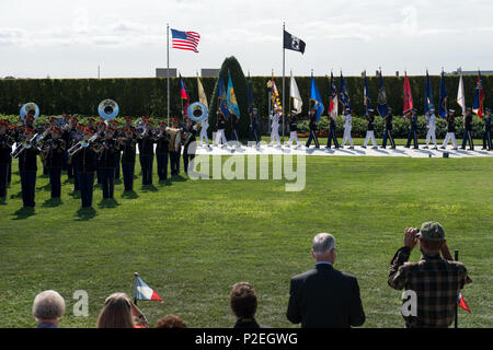 Les participants prendre des photos au cours d'une cérémonie commémorant la prisonnier de guerre (PG) / Missing In Action (MIA) Journée de reconnaissance à l'extérieur du Pentagone, le 16 septembre 2016. Reconnaissance nationale POW/MIA Journée est célébrée le troisième vendredi de septembre et honore ceux qui ont été prisonniers de guerre et ceux qui sont encore portés disparus. (DoD photo par le sgt de l'armée américaine. James K. McCann) Banque D'Images