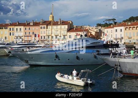 La France, Var, Saint Tropez, les yachts amarrés devant les maisons anciennes du port Banque D'Images