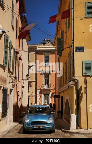 La France, Var, Saint Tropez, la quartier de la Ponche, petite rue avec des maisons en terre cuite Banque D'Images