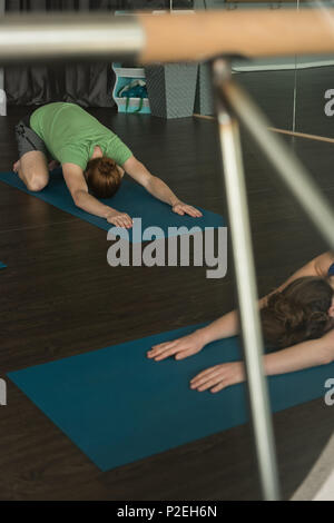 Mettre en place des gens pratiquant le yoga Banque D'Images