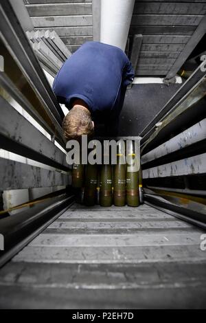 160907-N-FP878-031 La baie de Souda, Grèce (septembre 1994). 7, 2016) Gunners Mate 2e classe Garrett Nelson de Lawton, Oklahoma, Range 5 pouce de munitions à bord de l'USS Ross (DDG 71). Ross, une classe Arleigh Burke destroyer lance-missiles, l'avant-déployé à Rota, Espagne, mène des opérations navales dans la sixième flotte américaine Zone d'opérations à l'appui de la sécurité nationale des États-Unis en Europe et en Afrique. (U.S. Photo par marine Spécialiste de la communication de masse 1re classe Theron J. Godbold/libérés) Banque D'Images