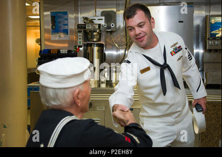 160904-N-JH668-064 SAN PEDRO, Californie (sept. 4, 2016) - Chef (sélectionnez) Gunner's Mate Isaac Schmoker, affectés à d'assaut amphibie USS America (LHA 6), accueille un vétéran de la Marine américaine touring le navire, au cours de la première semaine de la flotte de Los Angeles. La semaine de la flotte offre au public l'occasion de visiter les navires, rencontrez marins, marines, et des membres de la Garde côtière et d'acquérir une meilleure compréhension de la façon dont le service en mer à soutenir la défense nationale des États-Unis et de la liberté des mers. (U.S Navy photo by Mass Communication Specialist 3rd Class Kyle Hafer/libérés) Banque D'Images