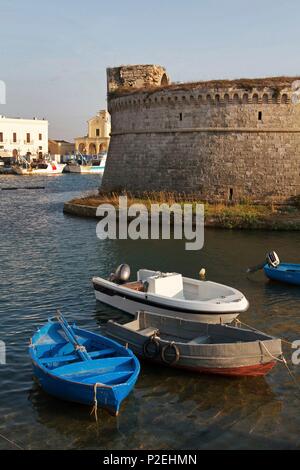 Italie, Pouilles, Gallipoli, bateaux de pêche amarrés dans le port Banque D'Images