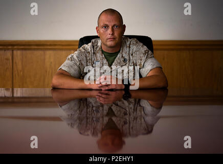 Le sergent d'artillerie. John J. Ulmer, 39 - Milton, New York J'étais au Marine Corps Base Quantico lorsque le premier avion a frappé la tour. Tout le monde croyait que c'était un accident - un avion civil avait peut-être quitté le cours. Je me souviens d'aller à la cabane et devoir le regarder en direct à la télévision. Environ 45 minutes plus tard, le deuxième un hit, et c'est quand réalité nous a frappés. Ce n'était pas un accident. Au début, j'ai été choqué. Je ne pensais pas que quelque chose comme cela pourrait se produire. Colère et frustration situé dans une fois que nous avons compris ce qui s'était réellement passé. J'ai rejoint en 1998, alors je pense vraiment qu'après cela, les choses sont devenues Banque D'Images