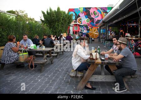 États-unis, Floride, Miami, les jeunes gens assis à la table dans la cour d'un café branché, près de murs Wynwood, dans le district de Wynwood Banque D'Images