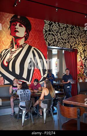 États-unis, Floride, Miami, Wynwood Restaurant Cuisine et bar, décoré avec des illustrations obéir par Shepard Fairey, près de murs Wynwood, dans le district de Wynwood Banque D'Images
