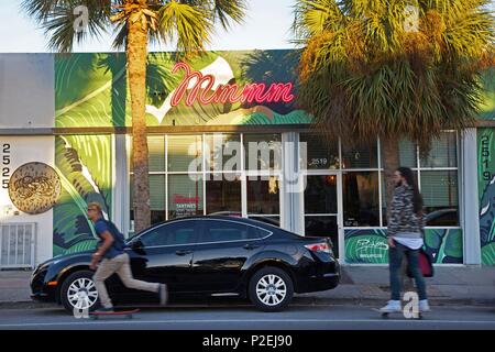 États-unis, Floride, Miami, roulettes à monter et descendre une rue de Wynwood, près de murs Wynwood, dans le district de Wynwood Banque D'Images