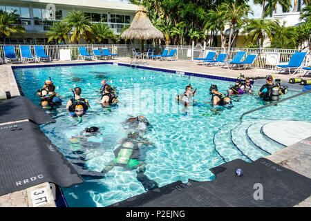 Florida Upper Key Largo Florida Keys,Holiday Inn,hôtel,motel,piscine,cours de plongée sous-marine,homme hommes hommes,femme femmes,FL170818028 Banque D'Images