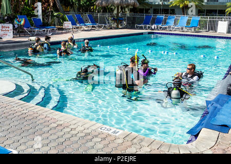 Florida Upper Key Largo Florida Keys,Holiday Inn,hôtel,motel,piscine,cours de plongée sous-marine,homme hommes hommes,femme femmes,FL170818029 Banque D'Images