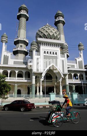 L'Indonésie, Java, Malang, pousse-pousse à vélo en face d'une mosquée Banque D'Images