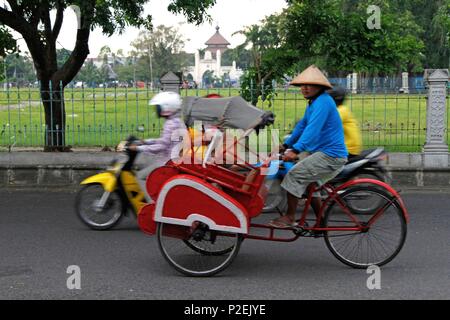 L'Indonésie, Java, Solo, pousse-pousse à vélo en face du kraton, l'ancien palais royal de Surakarta Banque D'Images