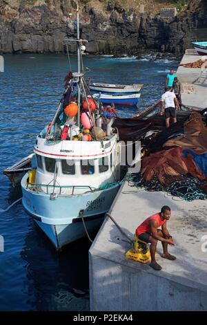 Cap Vert, Santo Antao, Porto Novo, les pêcheurs sur le quai derrière un bateau de pêche Banque D'Images