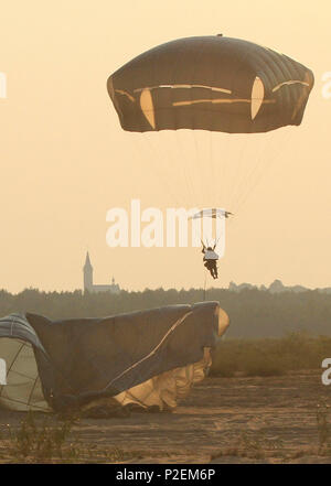 CHECHLO, Pologne - Un parachutiste attribuée à la société D, 2e Bataillon, 503e Régiment d'infanterie, 173e Brigade aéroportée, se prépare à atterrir à la zone de chute dans Chechło, Pologne, au cours de l'exercice d'insertion Grève à baïonnette, Septembre 12, 2016. La 173e Brigade aéroportée, basée à Vicenza, Italie, est la force de réaction d'urgence de l'armée en Europe, et il est capable de projeter des forces canadiennes de mener une gamme d'opérations militaires à travers les États-Unis, l'Afrique centrale et les domaines de responsabilité de la commande dans un délai de 18 heures. Opération Atlantic résoudre est un effort dirigé par les États-Unis en Europe de l'est que d Banque D'Images