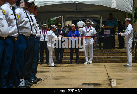 160912-N-GI544-135 HONOLULU (sept. 12, 2016) Les membres de la Joint Base Harbor-Hickam Pearl Récompenses et Garde de cérémonie fois un drapeau pendant la commémoration du 15e anniversaire du 11 septembre au Parc de Tamarin à Honolulu. Les marins se sont joints aux représentants de la police d'Honolulu, le feu et l'EMS les ministères pour rendre hommage aux quelque 3 000 personnes tuées au cours des attaques. (U.S. Photo par marine Spécialiste de la communication de masse 2e classe Laurie Dexter/libérés) Banque D'Images