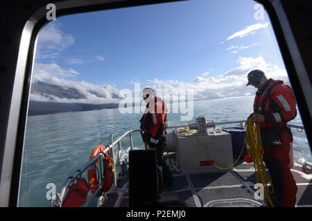 Maître de 3e classe John Gerbrands (à gauche) et de pompier Ryan Tyler (droite) , membres de l'équipage de la Garde côtière canadienne Staiton Valdez à bord d'un 45 pieds, réponse Boat-Medium stand by pour pousser un ligne d'attrape de sauvetage à leur station felllow membres d'équipage à bord d'un Boat-Small réponse de 25 pieds d'équipage pendant la formation de qualification à Valdez Harbour à Prince William Sound, Alaska, le 13 septembre 2016. Valdez a l'une des station de la Garde côtière en plus importants domaines de responsabilité, couvrant l'intégralité de Prince William Sound, dont les villes de Cordoue et Whittier. U.S. Coast Guard photo de Maître de 1re classe Bi Banque D'Images