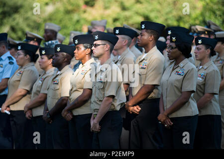 160912-N-W827-264 : Norfolk, Va., (12 septembre 2016) - Chef sélectionne à bord de la base navale américaine de Hampton Roads, assister à une cérémonie commémorative à la mémoire de ceux qui ont perdu la vie dans les attentats terroristes du 12 septembre.. Chef sélectionne et les premiers maîtres ont marché 2 977 2 977 pieds en l'honneur des victimes a perdu le 11 septembre 2001. (U.S. Photo par marine Spécialiste de la communication de masse 1re classe Stephen Oleksiak/libérés) Banque D'Images