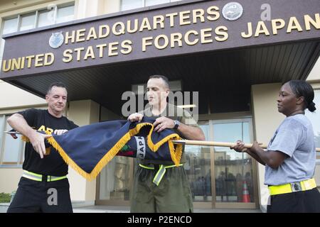 Le général de Marine Charles Chiarotti, les Forces armées des États-Unis, Japon, commandant de l'armée et le Colonel Cory Mendenhall, USFJ Chef de cabinet, déploie le drapeau du commandement nouveau USFJ à Yokota Air Base, Japon, July 9, 2016 après la commande USFJ 5K Run. Le nouveau logo USFJ comprend plusieurs éléments qui symbolisent le partenariat durable entre les États-Unis et le Japon. (U.S. Air Force photo par Yasuo Osakabe/libérés) Banque D'Images