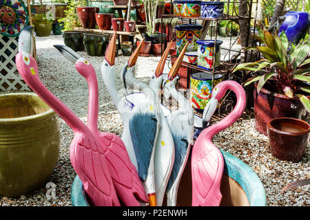 Floride,FL Sud,Upper Key Largo Florida Keys,Key Lime Tree Products,magasin,affaires,jardinières,décor,flamants roses,cigognes en bois,oiseaux sculptés,souv Banque D'Images