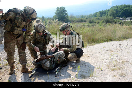 U.S. Army combat medics attribuée à la société C, 173e Bataillon de soutien de la brigade de parachutistes, se préparer à passer une simulation de soldat blessé pendant l'attaque délibérée des perceuses, Septembre 14, 2016, dans le cadre de l'exercice Réponse immédiate 16 tenue à la zone d'entraînement des forces armées croates de Slunj, Croatie. Réponse immédiate 16 est une multinationale à l'échelle de la brigade, exercice de poste de commandement, l'utilisation de simulations par ordinateur et des exercices sur deux pays, la Croatie et la Slovénie. L'exercice 2016, 9-23 septembre se produit, et comprend plus de 1 900 soldats et forces de sécurité de l'Albanie, de la Banque D'Images