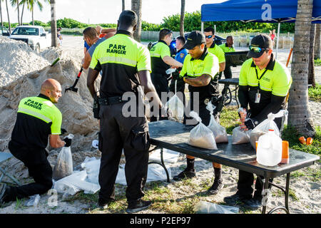 Floride,FL South,Miami Beach,sacs de sable gratuits,Hurricane Irma,préparation,gardes de parc,bénévoles communautaires de service bénévole travailleur de travail wor Banque D'Images