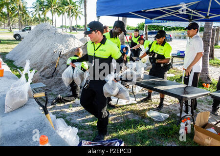 Floride,FL South,Miami Beach,sacs de sable gratuits,Hurricane Irma,préparation,gardes de parc,bénévoles communautaires de service bénévole travailleur de travail wor Banque D'Images